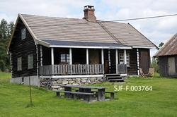 Den såkalte ”gammelstua”, det minste av de to våningshusa i 