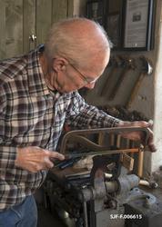 Smeden Oddbjørn Knudsen skjefter ei merkeøks han nettopp had