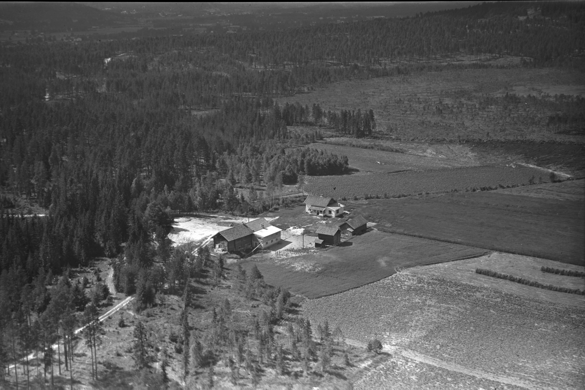Silkebækken (Gnr 64/1) i Heradsbygda. Låven er snudd på flyfoto fra 1970. Thorbjørn Sagbakken overtok garden i 1953, så det er rimelig at driftsbygningen ble skiftet noen år senere (etter 1955, da dette bildet er tatt, men før 1970).
