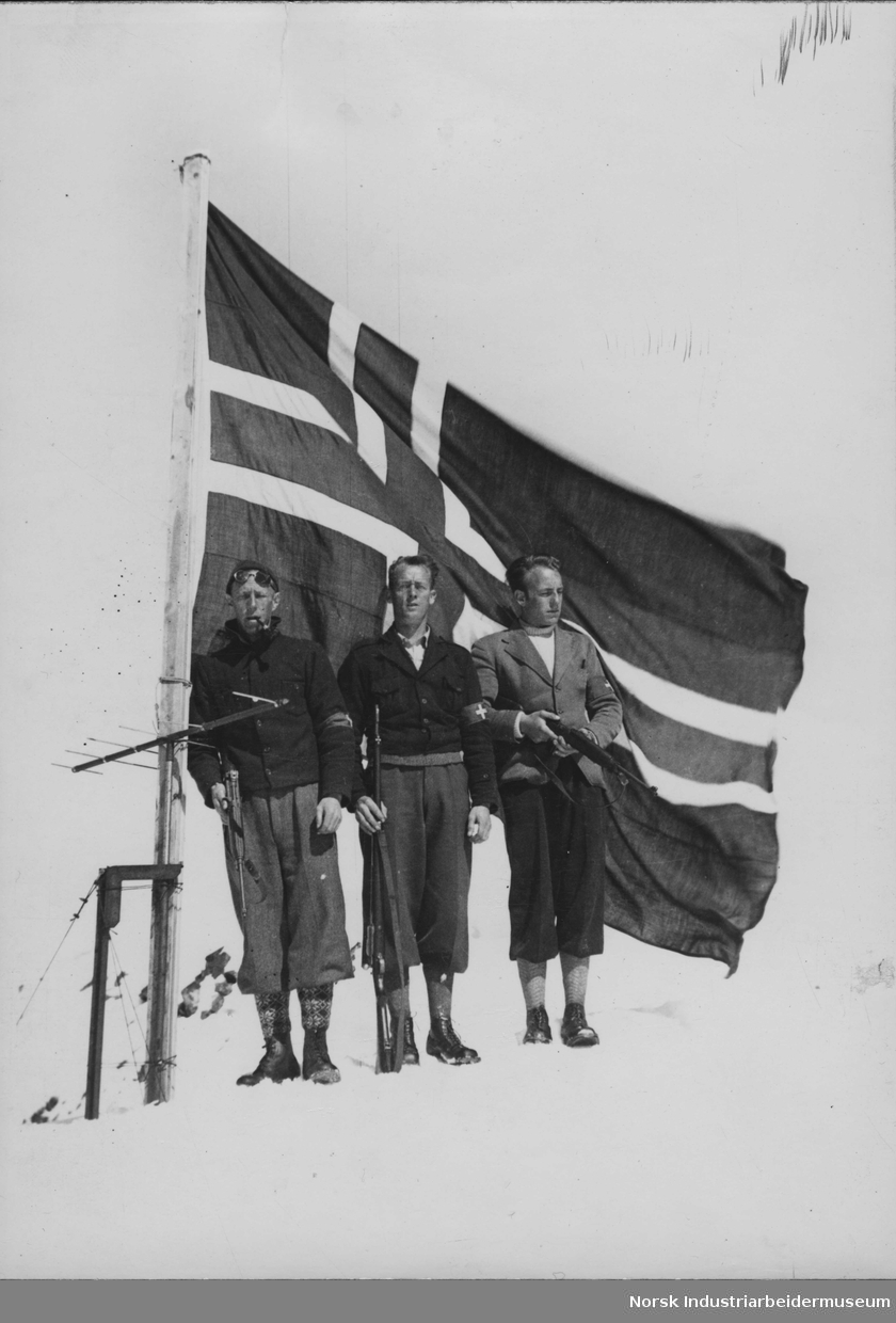 Flagget i topp. Norge er fritt! Gaustatoppen mai 1945.