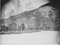 Rjukanhuset (Folkets hus) med kino og kafe sett fra Sam Eyde