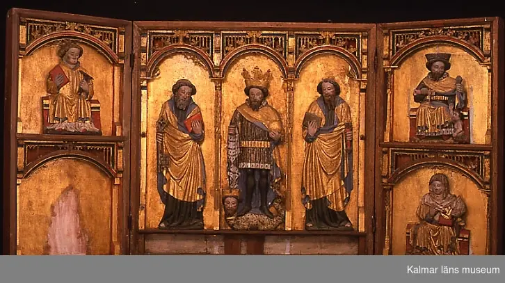 KLM 39477 Altarskåp av ek. Triptyk, skåpets vänstra flygel (sett från betraktaren) är rekonstruerad. Korpus höjd 116 cm, bredd 116 cm, djup 12 cm. I korpus finns tre skulpturer, i mitten Sankt Olof flankerad av apostlarna Petrus och Paulus. Varje dörr är avsedd för två reliefer placerade i nischer över varandra, en av relieferna är den heliga Birgitta. En relief saknas. Dateras till omkring 1450. Uppgift om vilken kyrka den tillhört, saknas.