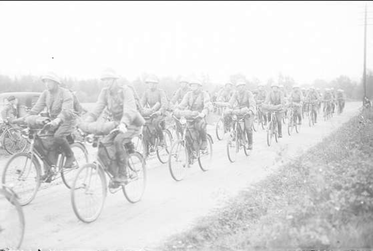 Fördelningsfälttjänstövningen 1934. Förbimarsch för chefen IV arméfördelningen general Testrup av såväl ryttartrupp som cykeltrupp.