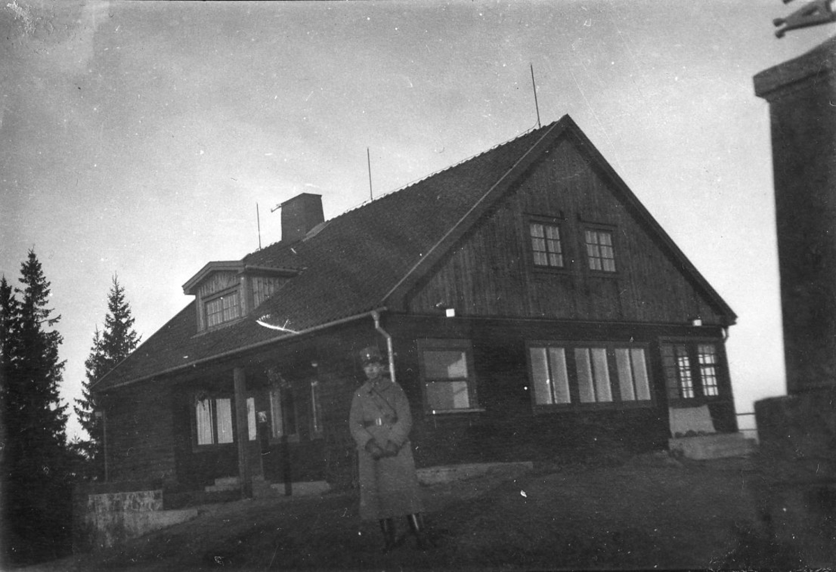 Tabergs-stugan (Militär poserar i förgrunden).