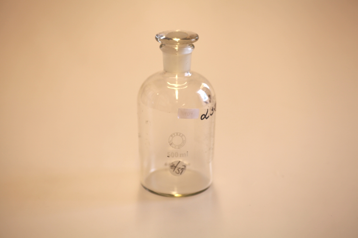 Flaske med kork (A-B) til laboratoriearbeid.