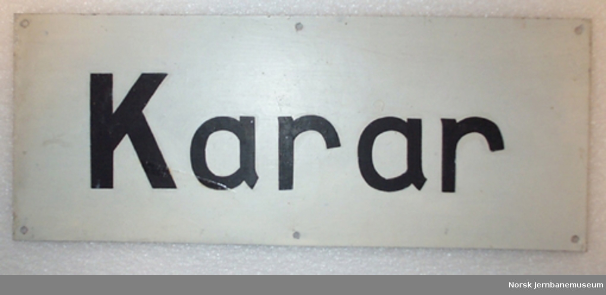 Skilt : "Karar" - til toalett på stasjoner