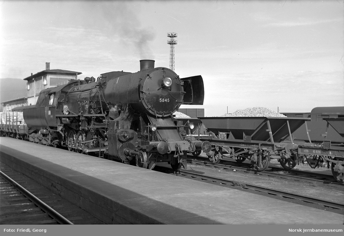 Damplokomotiv type 63a nr. 5845 med godstog til Steinkjer på Trondheim stasjon