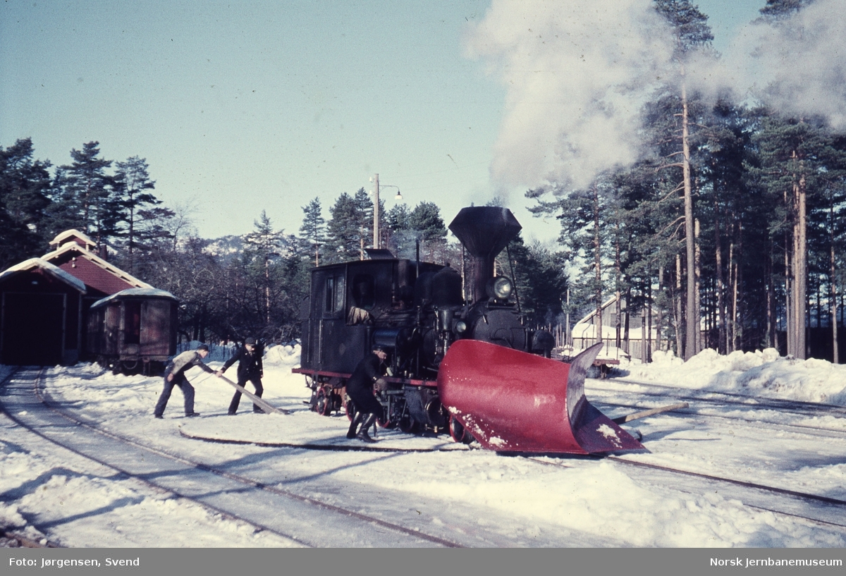 Damplokomotiv nr. 5 på svingskiva på Byglandsfjord stasjon