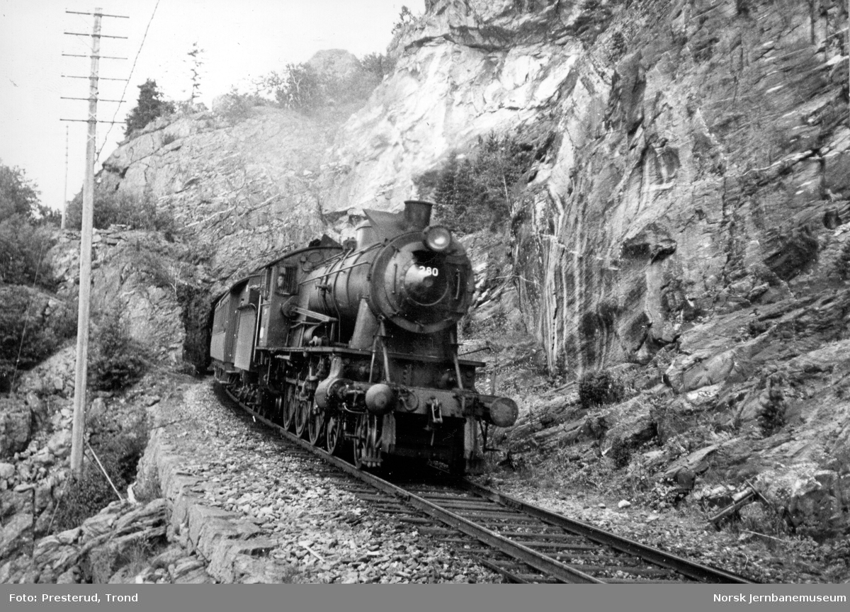 Damplokomotiv type 30a nr. 280 med persontog fra Storlien ved Hell