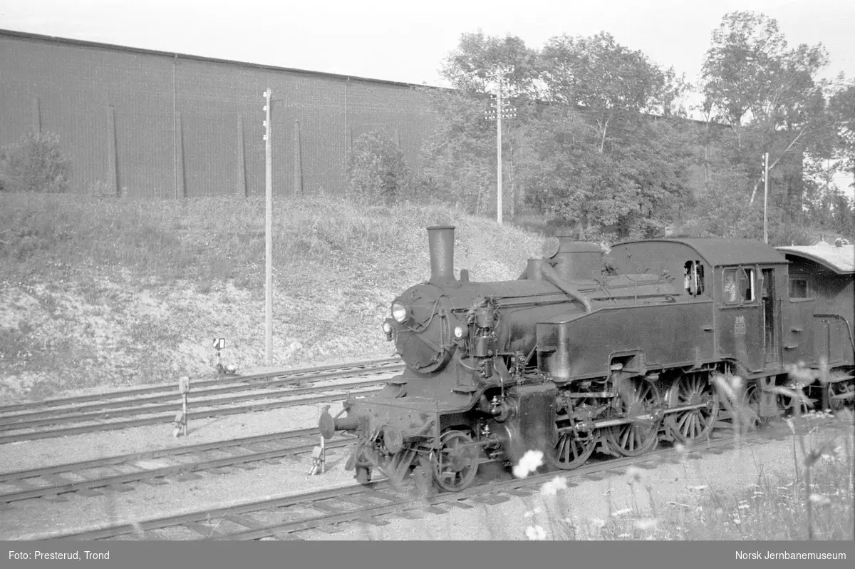 Damplokomotiv type 32a nr. 291 med lokaltog ved Leangen