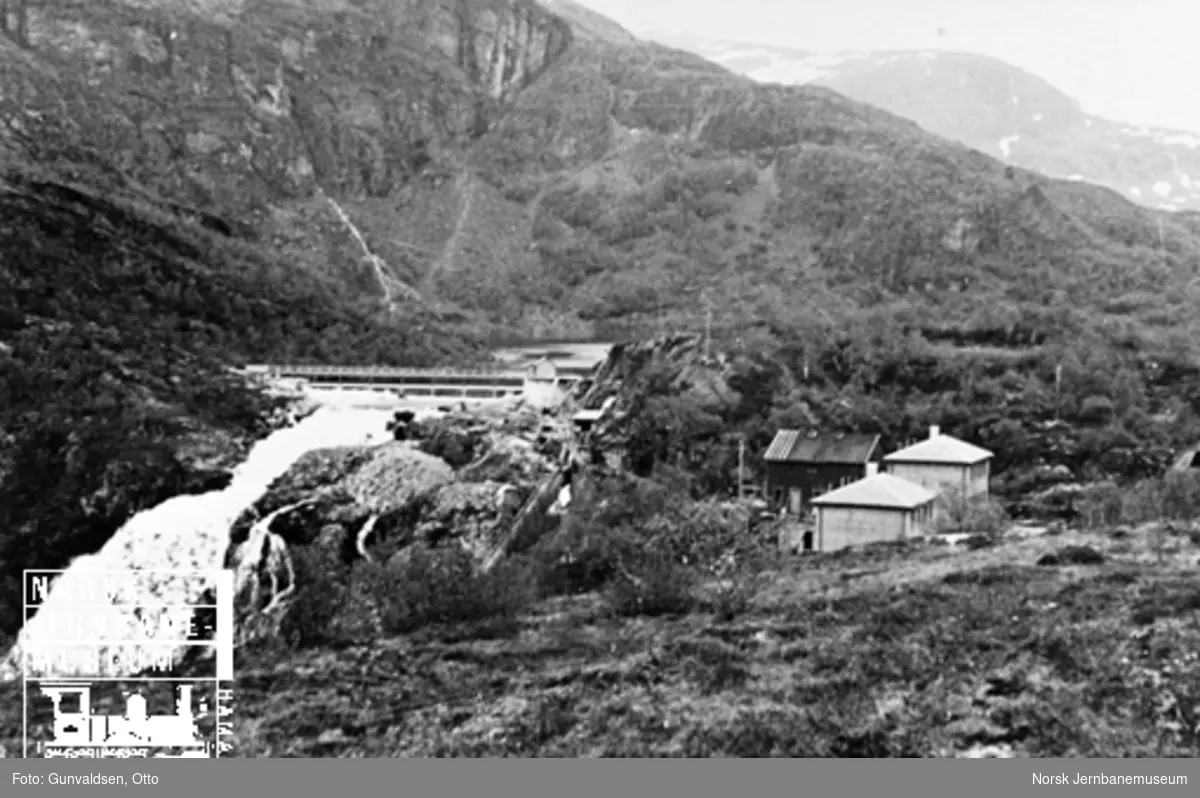 Reguleringsdam og inntak til Kjosafoss kraftstasjon i Reinungavatn
