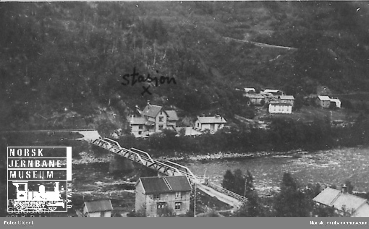 Oversiktsbilde fra Rognes med brua og stasjonen sett fra nordvest