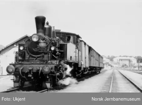 Damplokomotiv type 20b nr. 249 eller 250 foran persontog på Horten stasjon