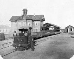 Hamar stasjon med damplokomotiv nr. 2 i spor 3; vognhall og 
