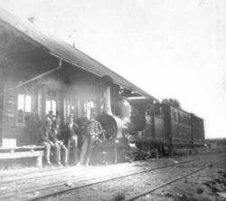 Damplokomotiv nr. 1 med persontog på Løten stasjon