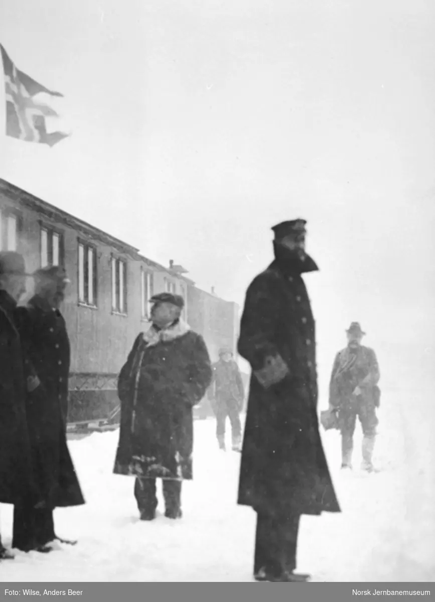 Kong Haakon på Finse stasjon ved Bergensbanens åpning