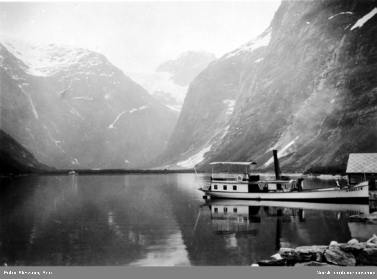 Dampbåten D/S "Lodølen" ved Kjendal på Lodalsvatnet