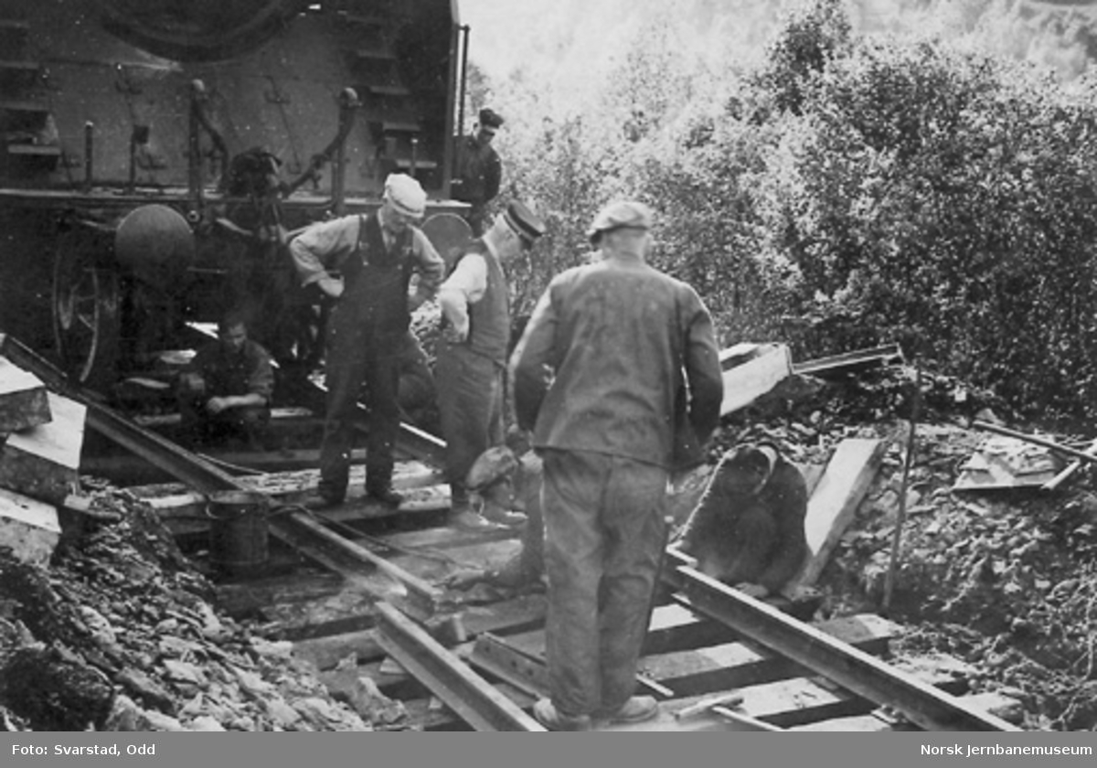 Avsporet nattog 405, trukket av damplokomotiv type 49b nr. 465, mellom Garli og Berkåk : arbeid med påsporing av materiellet