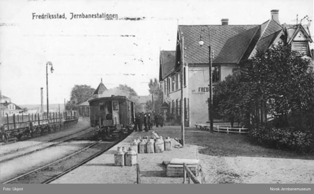 Fredrikstad stasjon med tog ved plattformen