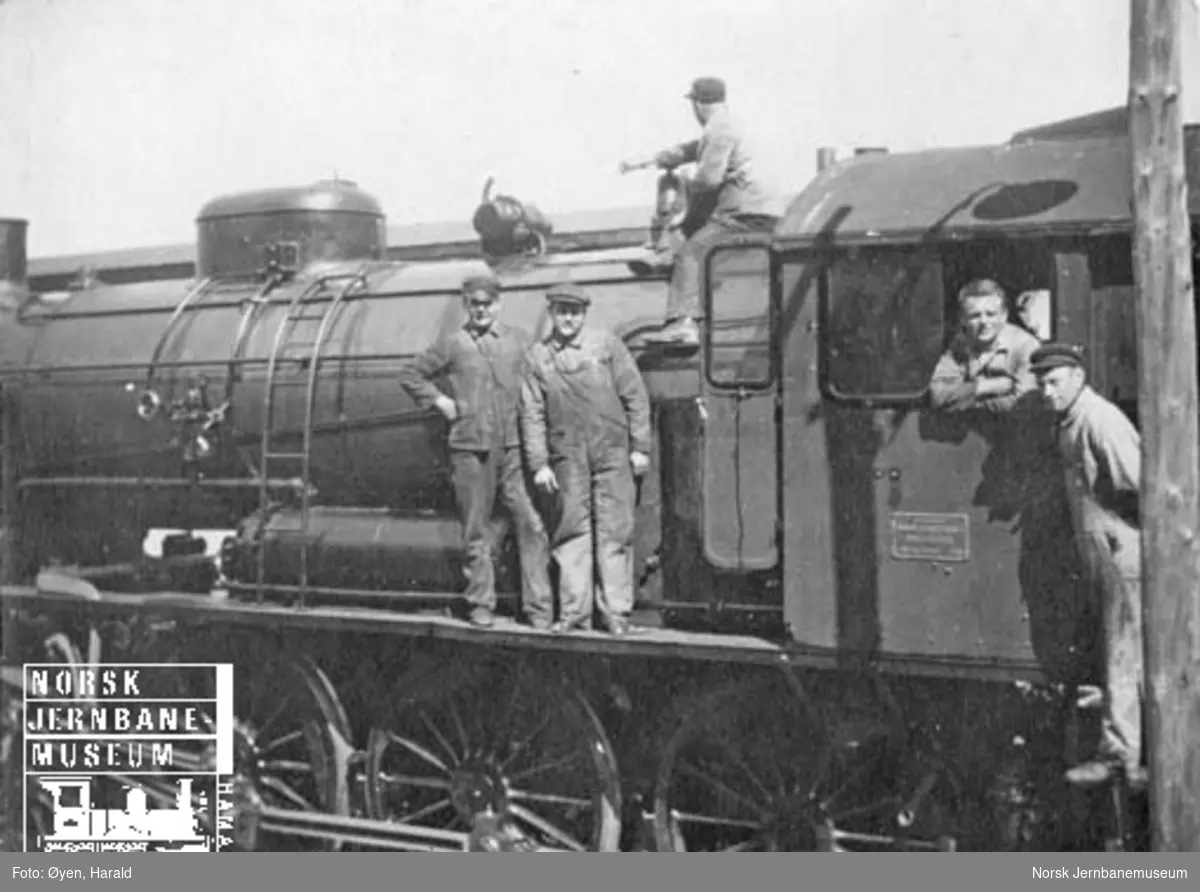 Verkstedpersonale poserer på og foran damplokomotiv type 30b nr. 364, trolig etter revisjon på Verkstedet Marienborg