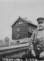Straumsnes (Strømsnes) stasjon med en banevokter i forgrunne