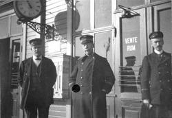 Personalet ved Horten stasjon fotografert foran stasjonsbygn