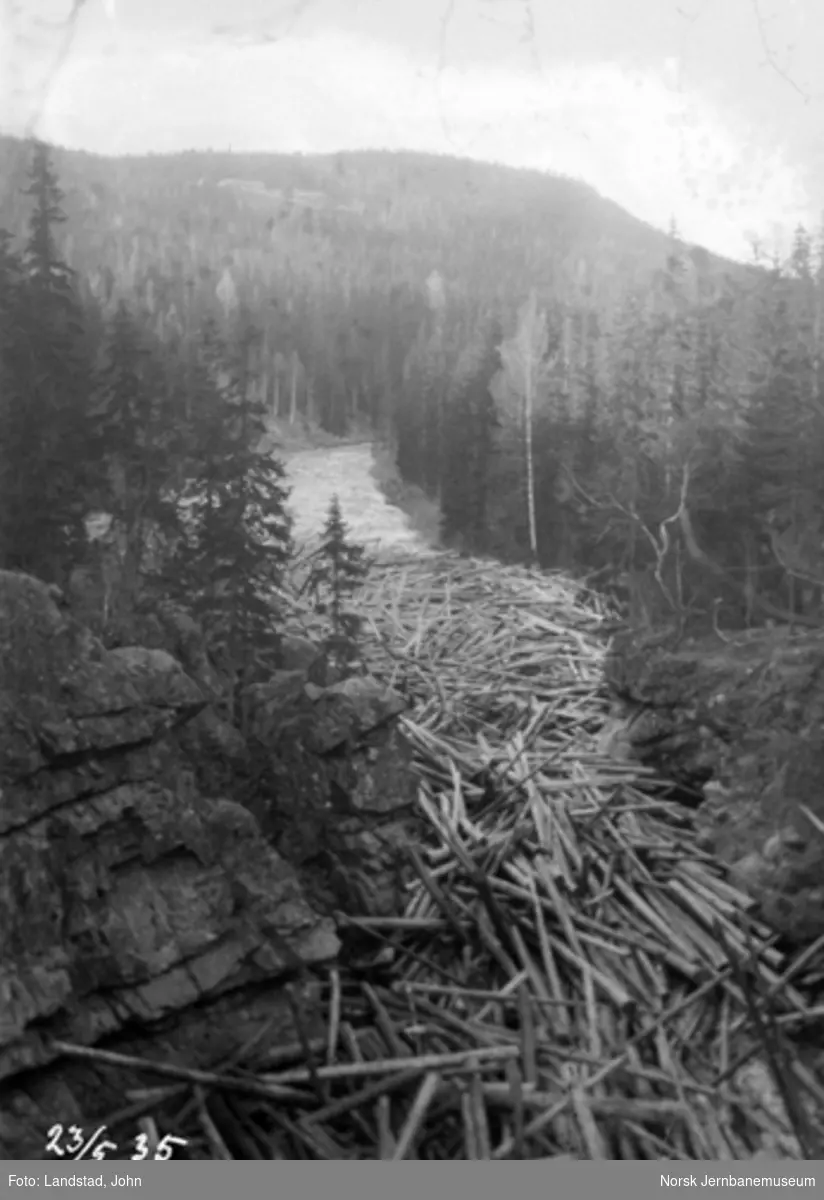 Tømmerslipping i Hovda elv, fastsittende tømmer nedenfor Sorknes