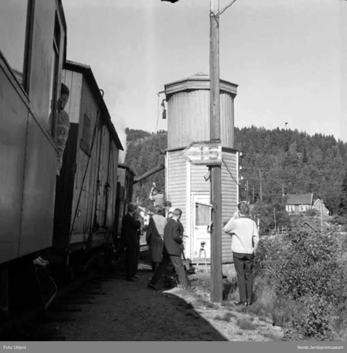 Damplokomotiv tar vann under opphold på Røyknes stoppested
