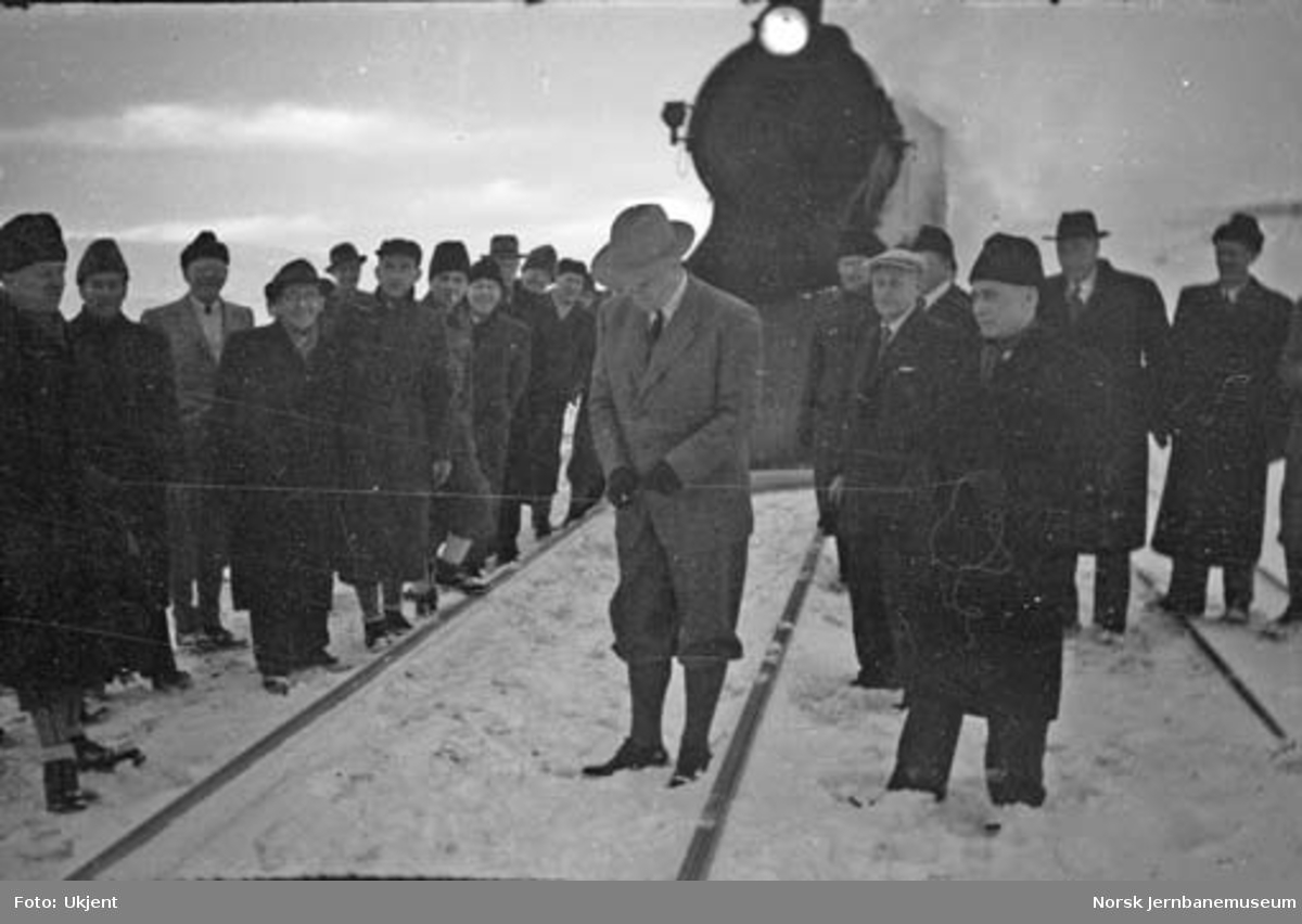 Åpningstoget for strekningen Mo i Rana - Lønsdal ved Polarsirkelen  hvor generaldirektør Sundt klipper over en hyssing og ærklærer Nordlandsbanen for åpnet