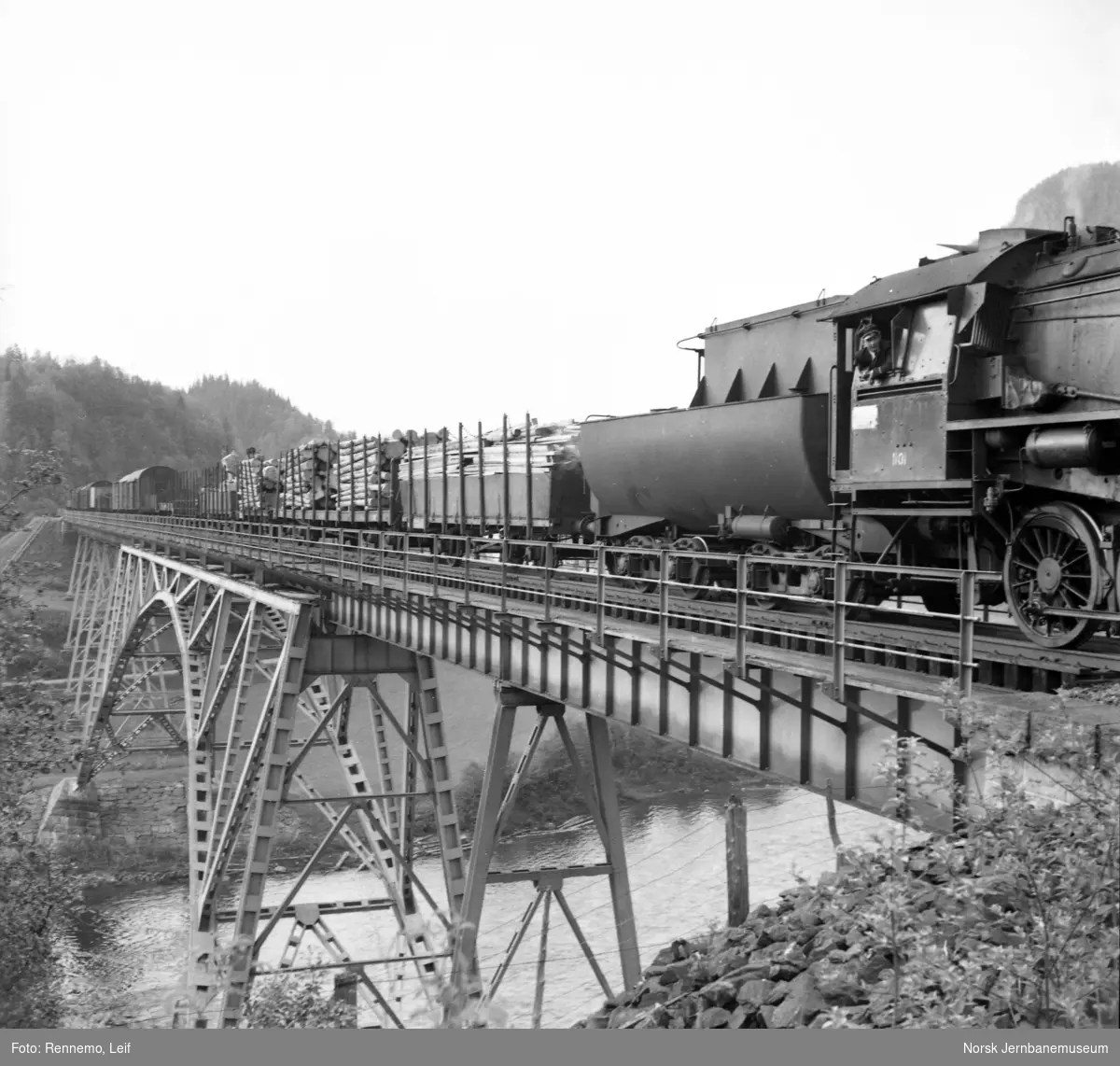 Godstog trukket av damplokomotiv type 63a nr. 1101 på bru over Namsen ved Buneset