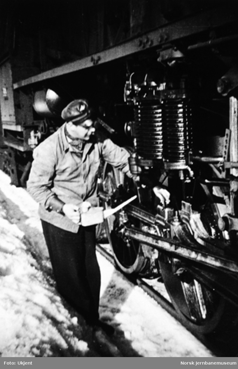 Lokomotivfører Johan P. Kristiansen med smørekanna foran en "stortysker"