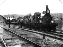 Damplokomotiv type 10a nr. 50 med grustog på Mysen stasjon: 