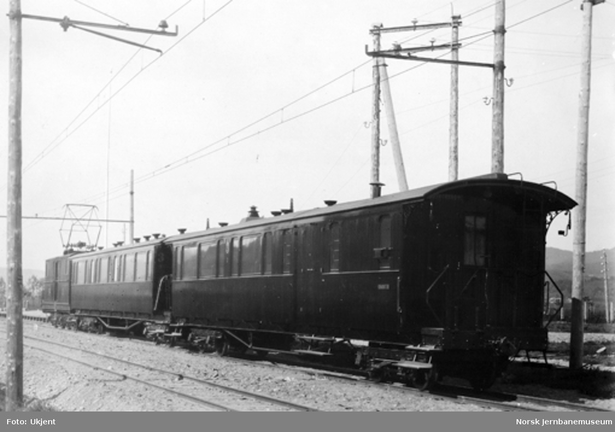 Thamshavnbanens elektriske lokomotiv nr. 1 med vognene litra ACo nr. 3 og CFo nr. 2