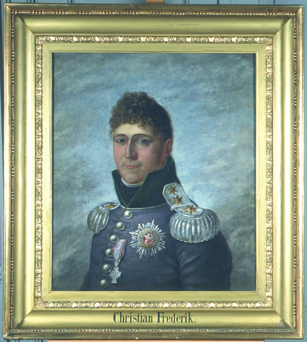 Portrett av prins Christian Frederik. Grå uniform (dvs. norsk uniform) m/grønn krave, 6 knapper, sølv epåletter, 2 ordener, 3 stjerner på høyre skulder. 