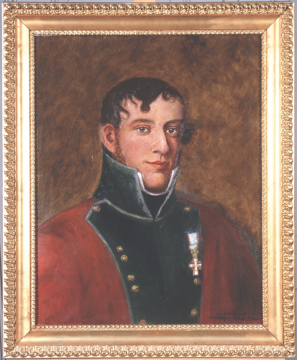 Portrett av eidsvollsmann Georg Ulrich Wasmuth.
Mann med mørkt, krøllet hår og kinnskjegg.  Rød/grønn uniform med oppstående krager, hvit skjorte og svart halsbind.  Små knapper.  Orden på venstre bryst.
