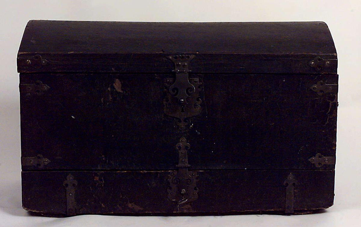 Kiste med buet lokk. Trukket med preget lær utvendig. Innvendig foret med tekstik. I fronten en låsbar skuff foret med kobberstikk med datering "Decem 1651"