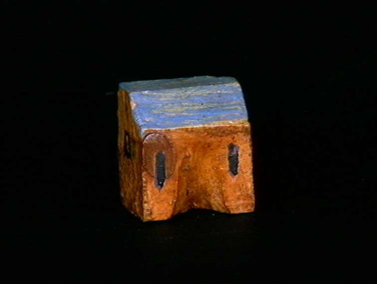 Sett med ca 200 leketøyhus laget av tre i forskjellige former og farger.