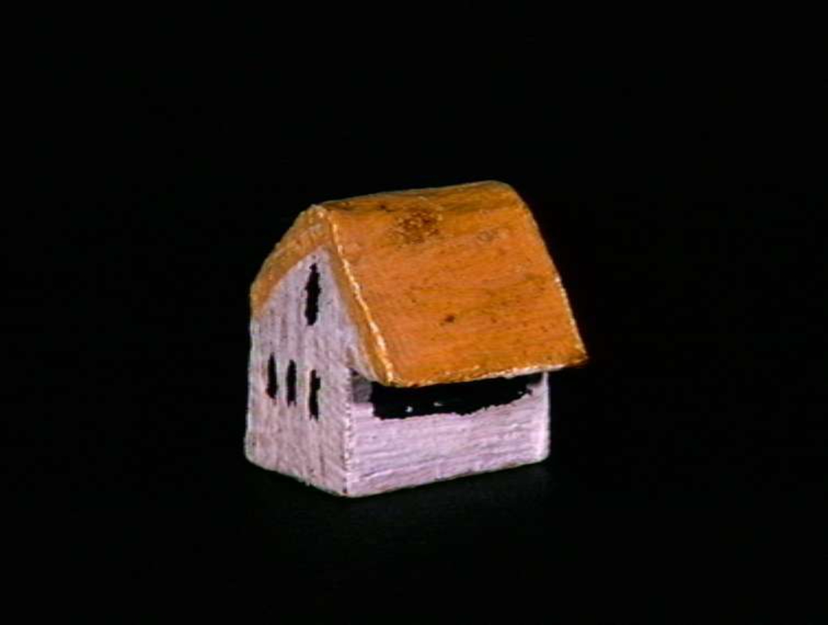 Sett med ca 200 leketøyhus laget av tre i forskjellige former og farger.