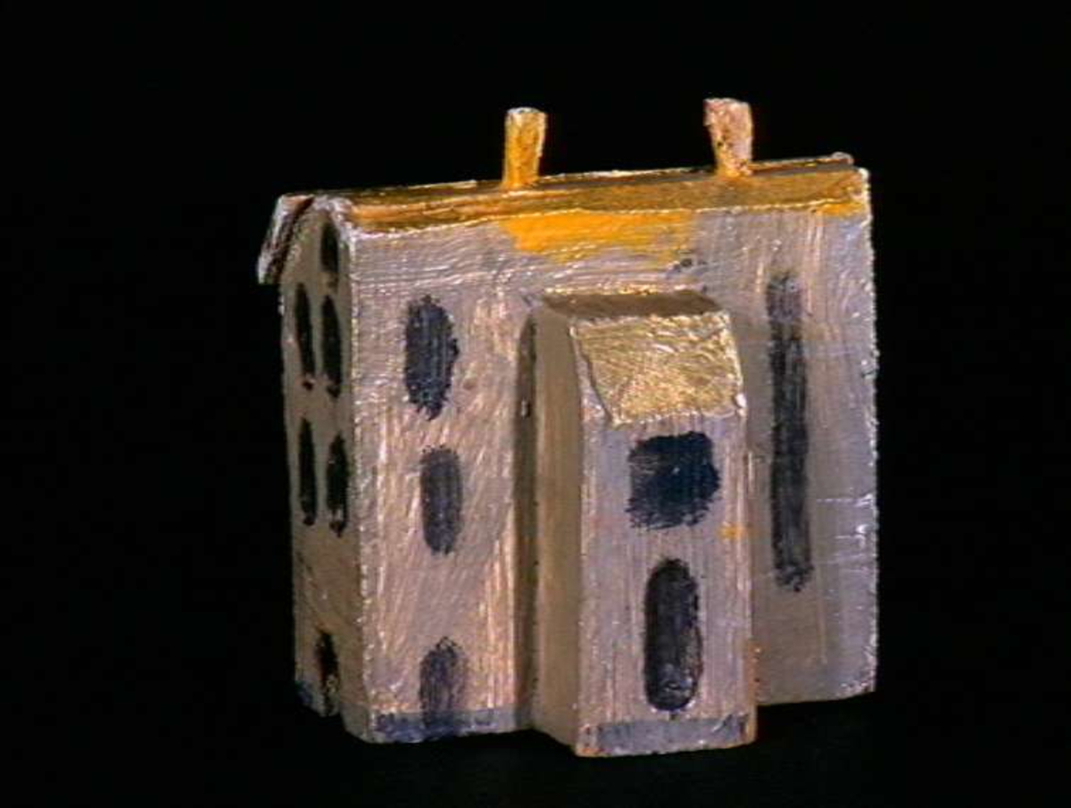 Sett med ca 200 leketøyhus laget av tre i forskjellige former og farger.