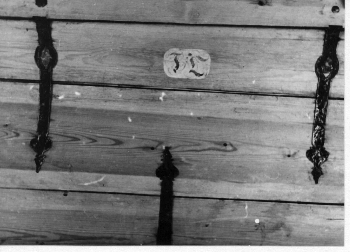 Kiste med buet lokk. Rosemalt lokk og tre sider.