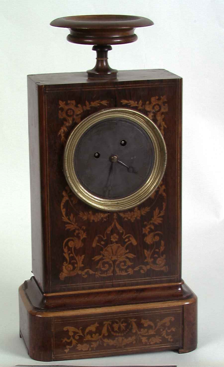 Fransk taffelur med et masseprodusert, såkalt "pariserverk". Tråpendelopphenget daterer uret til før 1850.