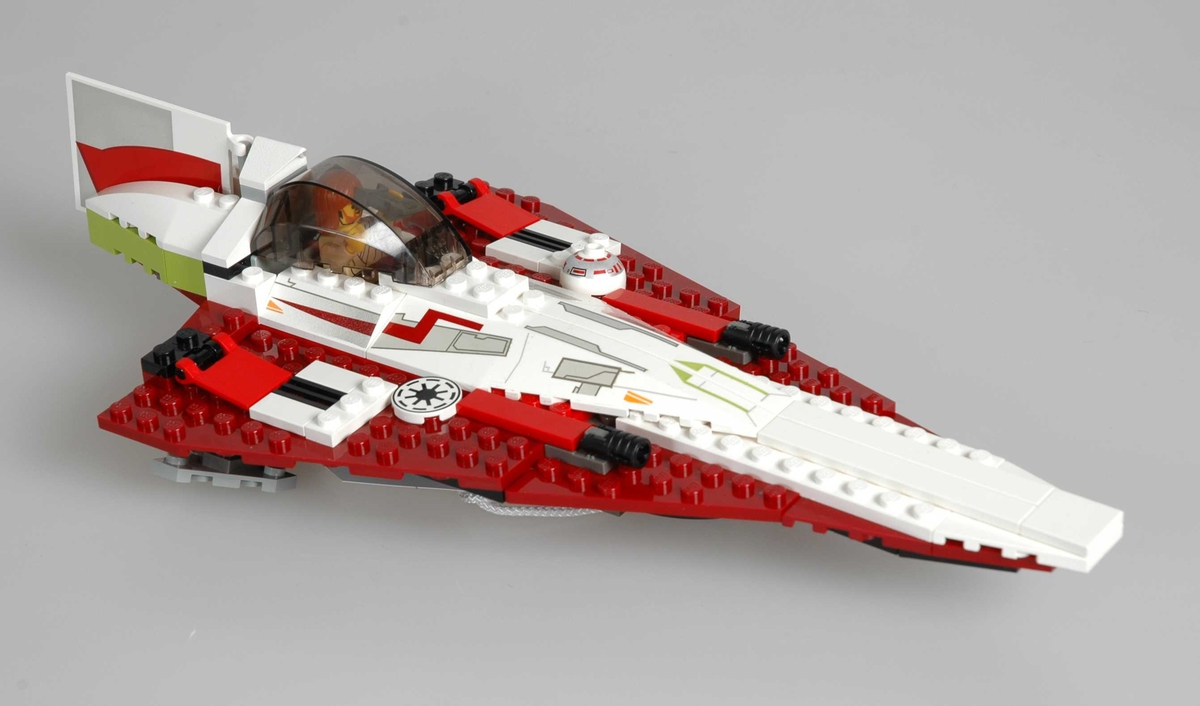 Lego beregnet på barn i alderen fra 8-12 år. Ett sett befinner seg i originalpakningen og har nr. 7143. Nummeret indikerer hvilken Star Wars-figur/element det er. Ett sett er bygd ferdig. 
