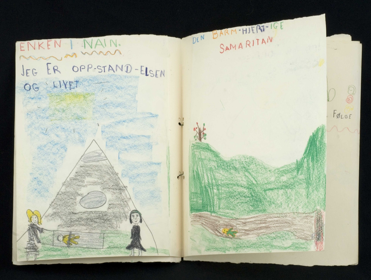 Arbeidsbok med barnetegning av kirke på omslaget. Sammenbundet i rygg med grønn basthyssing.