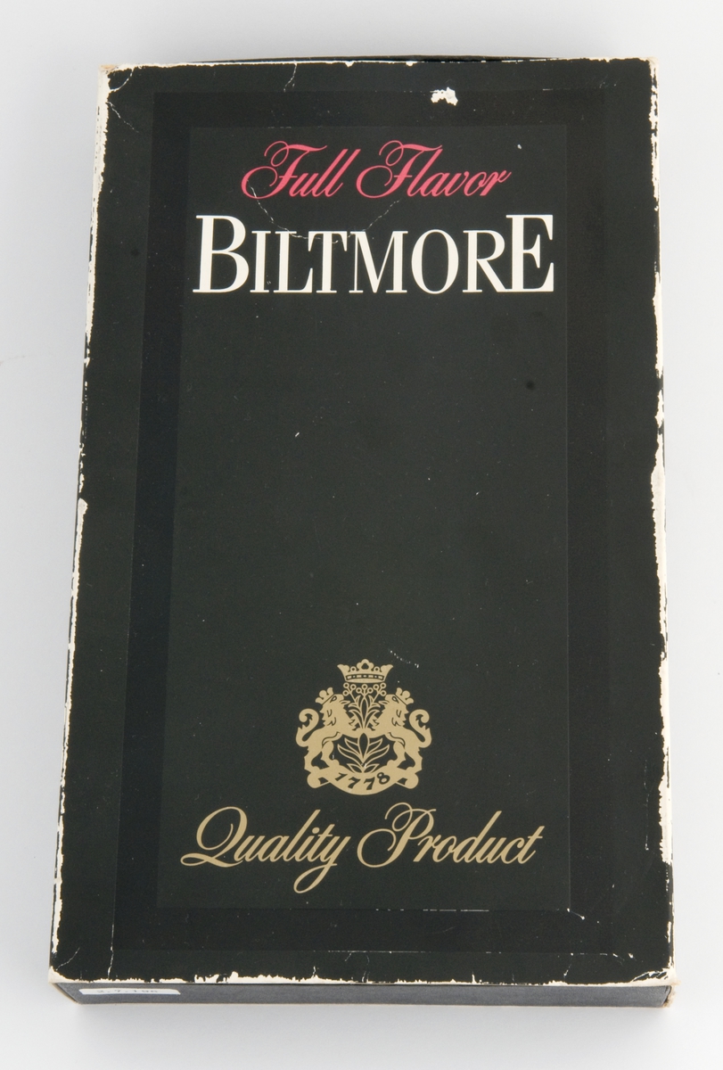 Gaveeske inneholdende to sigarettpakker, lighter og kassett.