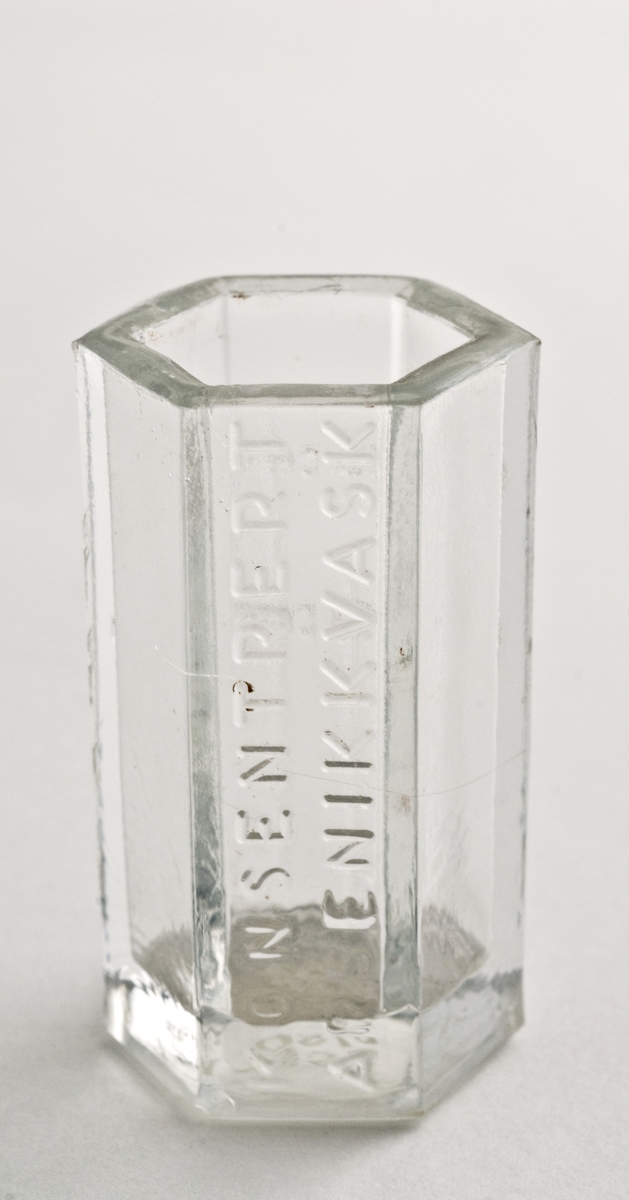 Måleglass i glass. 6-kantet, sylindrisk. Støpt i glasset mengdemålet 15 cm3 og 10 cm3