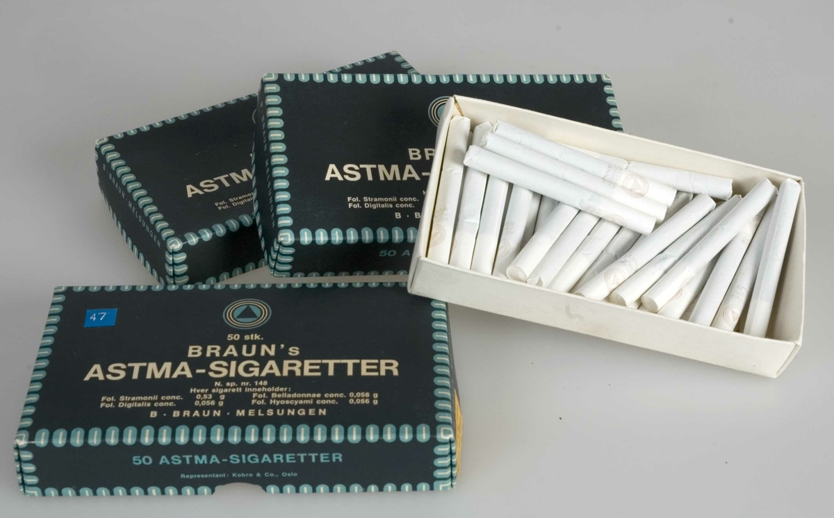 Astmasigaretter i originale esker.
Hvit innpakning med brun skrift av sigarettene 