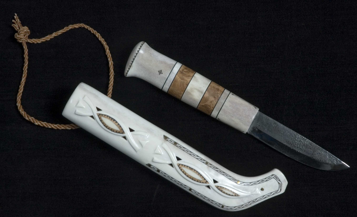 Kniv med skaft av reinhorn og tre, slire av reinhorn, tvunnet lærreim.