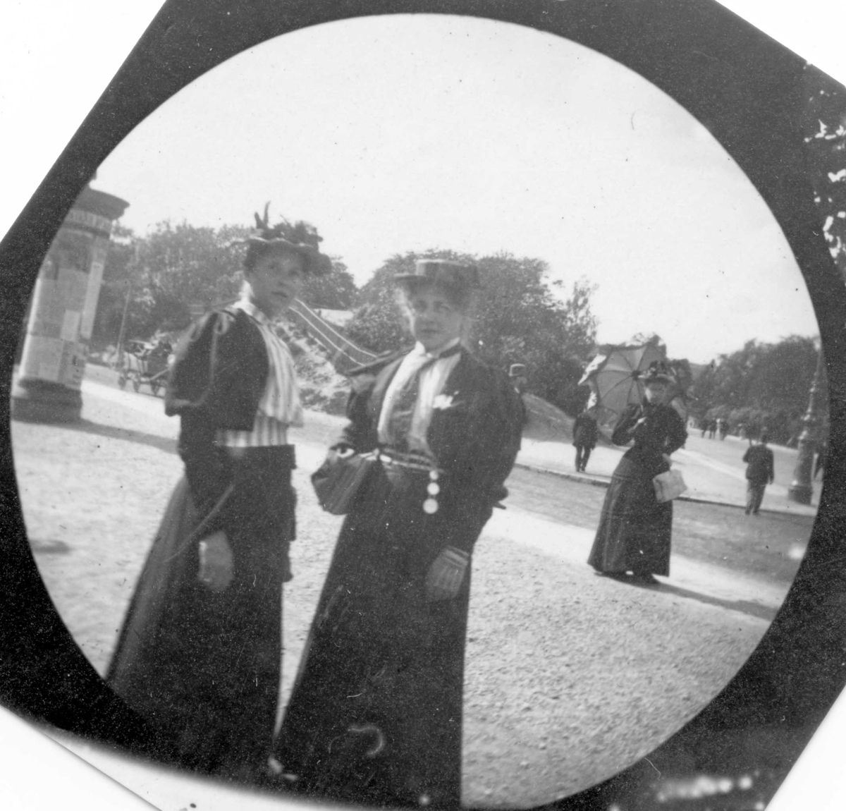 Sett fra venstre: Fru Bjelke og fru Blom Andersen står ved Karl Johans gate, Oslo, foran Slottsparken.