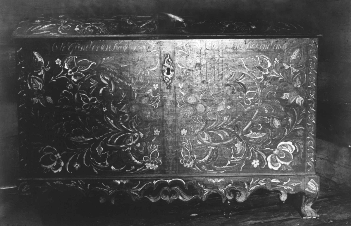 Kiste fra Neset gård, Bygland i Aust-Agder. Malt av Jørund Tallaksson Tjørhom. Innskrift på kisten: "Ole Gundersen, Næsset. Født den 2. november 1854"