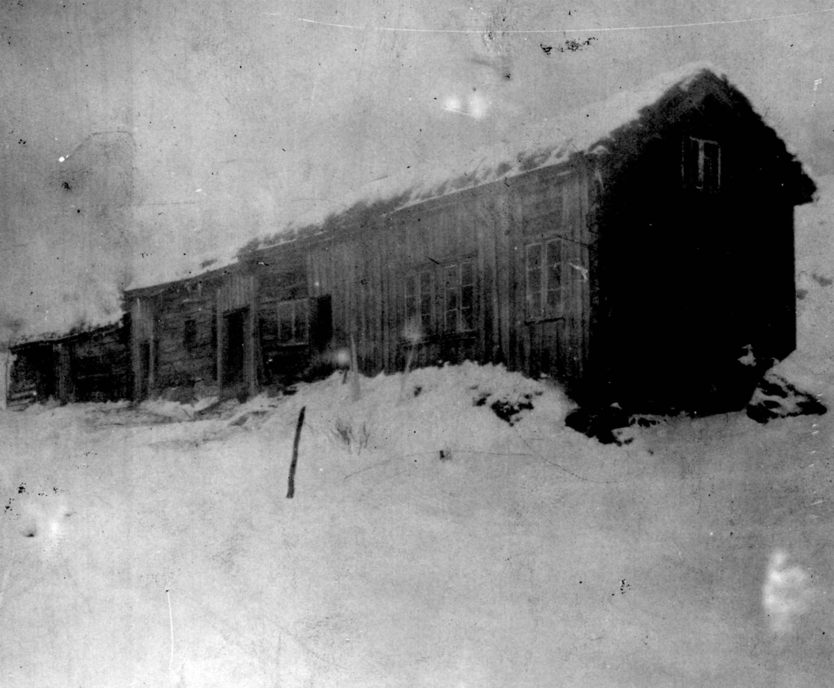 Bildet viser gnr. 17 Skreå, bnr. 4, "Kvæven", Sirdal, Vest-Agder. Gårdsbebyggelse i rekke.